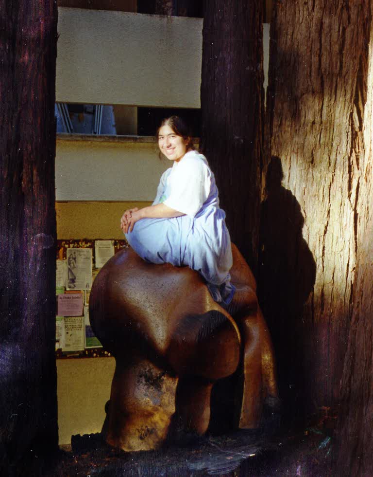 linda_on_stump_by_theatre_1-99_enhance