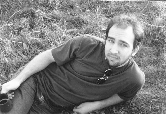 garote_in_grass_with_cup